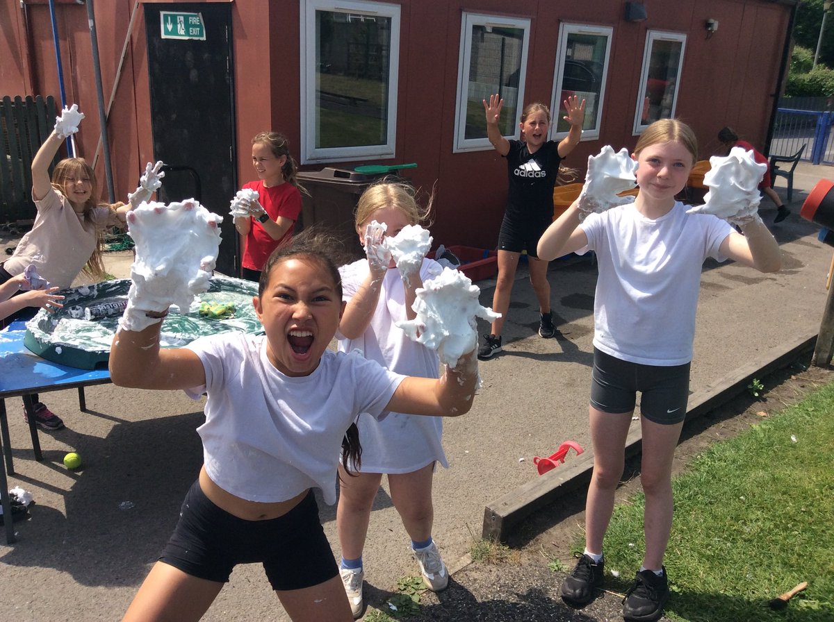 NorthDuffieldSc's tweet image. Spinning office chair tig, messy trays, mini beast crafts, balancing on barrels, harvesting homegrown veg, natural loose parts, every day and every child is different but there’s always something for everyone! @OPAL_CIC #PlanForPlay