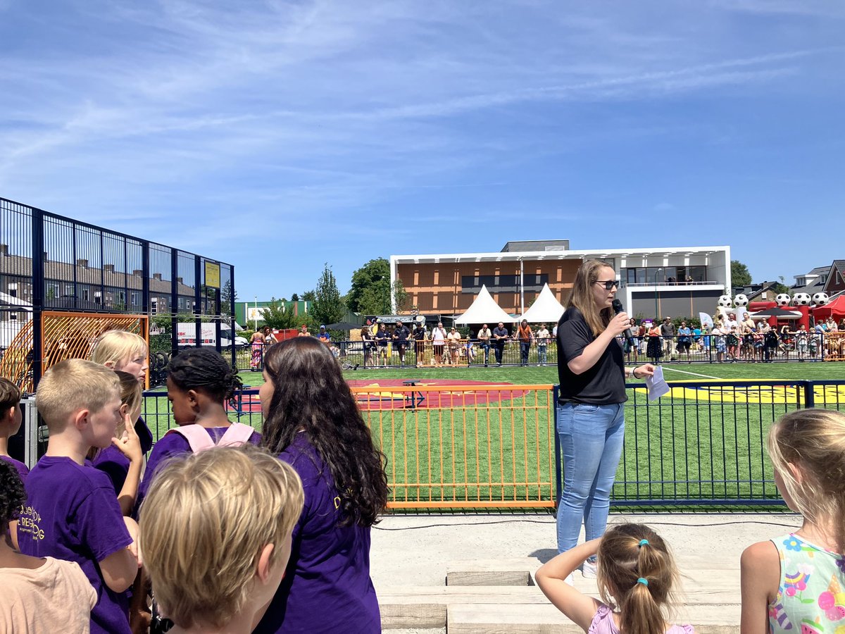 Opening nieuw plein La Plata in ⁦<a href="/GemDeBilt/">Gemeente De Bilt</a>⁩ 1 vd eerste wijken in NL die volledig klimaatadaftief is ingericht. Dus hoosbuien, hittegolven en extreme droogte kan doorstaan door o.a. de wadi’s en de meer dan 60 nieuwe bomen. Als college luidden we de opening sportief in!