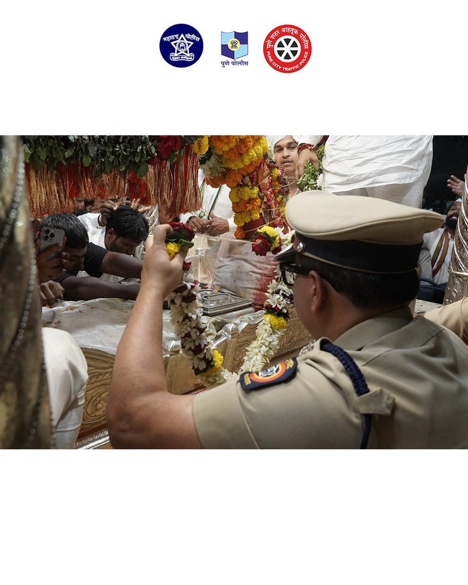 पुणे शहर पोलीस (@punecitypolice) on Twitter photo ज्ञानोबा माऊली ज्ञानराज माऊली तुकाराम!
मा. <a href="/CPPuneCity/">CP Pune City Police</a> अमितेश कुमार संत ज्ञानेश्वर महाराजांच्या पालखीला पुष्पहार अर्पण करत नमन केले.
#Wari2025 #PunePolice ज्ञानोबा माऊली ज्ञानराज माऊली तुकाराम!
मा. <a href="/CPPuneCity/">CP Pune City Police</a> अमितेश कुमार संत ज्ञानेश्वर महाराजांच्या पालखीला पुष्पहार अर्पण करत नमन केले.
#Wari2025 #PunePolice