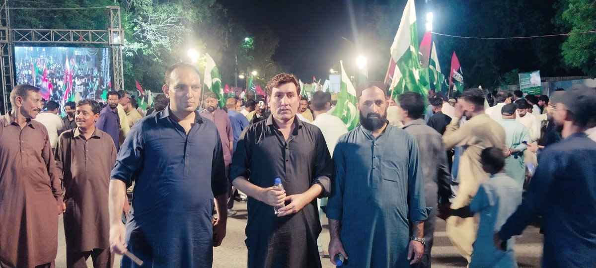 پاکستان کے سفارتی مشن کے سربراہ اور چیئرمین پاکستان پیپلز پارٹی بلاول بھٹو زرداری کی وطن واپسی کے موقع پر کراچی ائیرپورٹ کے باہر عوام کا جم غفیر موجود 
 #ProudOfBilawal 
<a href="/BBhuttoZardari/">BilawalBhuttoZardari</a>