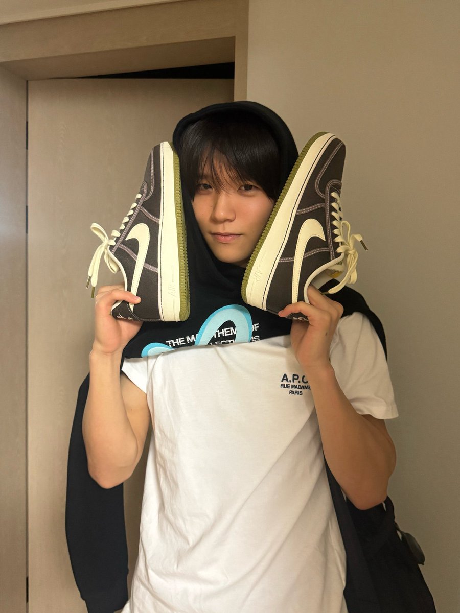 yutchiware's tweet photo. I LOVE U MORE AND MORE EVERY DAY DAEYOUNG😞 I HOPE U HAVE THE MOST AMAZING DAY U DESERVE EVERYTHING GOOD IN THE WORLD 👍💚🍀🌈💎🌳 https://t.co/ARzoPGqH1j