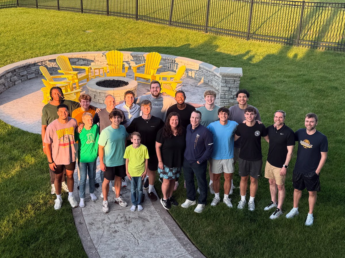 CedarvilleMBB's tweet image. Thank you to @DrThomasWhite and @JoyMartinWhite for opening their home to our team! We had a great meal, and we are thankful for the amazing leadership and support!