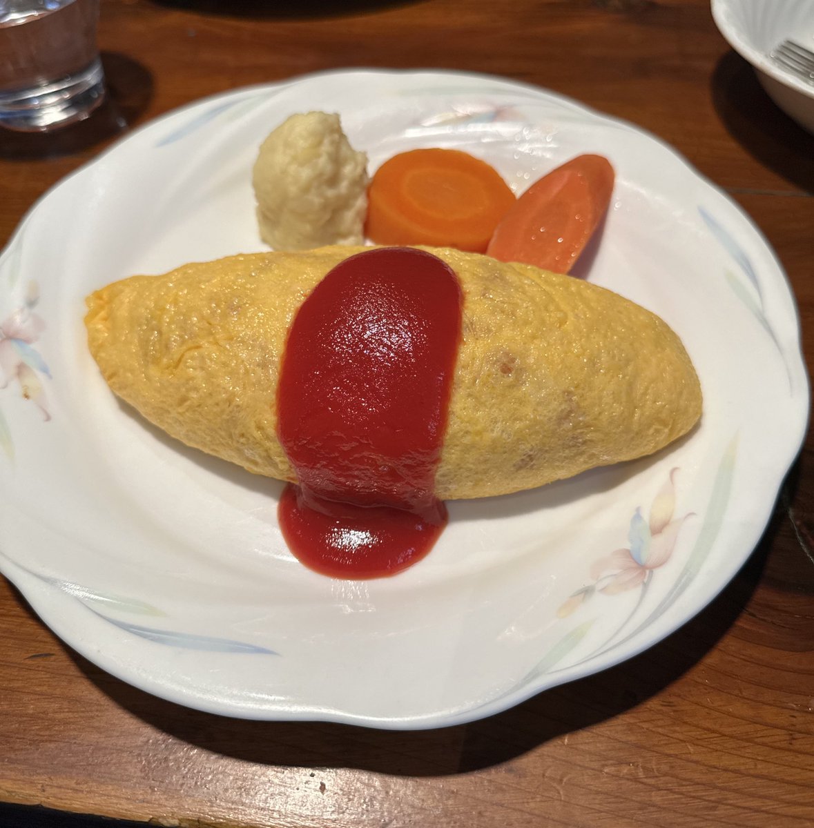 1泊2日の出張が終わり。
今回もいろんなローカルプレイヤーの方と出会わせてもらった！
すぐに何か生まれるものでもないけど、このちょっとした出会いが後からレバが効くものになると思うと全部蔑ろにできない。

そんな熊本市で出会ったオムライス（「ケルンよしもと」さん）も一期一会🥄