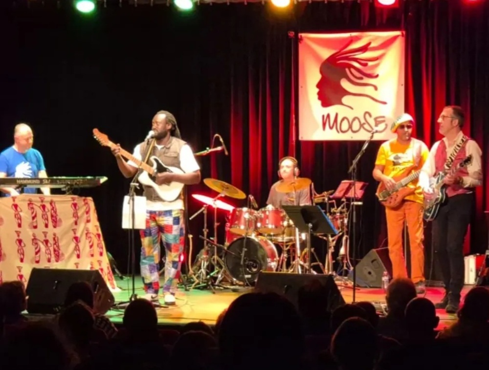 RIFFX by Crédit Mutuel (@riffx_fr) on Twitter photo 🚨 Coup de cœur <a href="/RIFFX_fr/">RIFFX by Crédit Mutuel</a> 🚨
On s'envole vers des sonorités tropicales avec la bonne vibration Reggae de #MOOSE cette semaine dans nos coups de cœur 📻 Brothers & Sisters est à découvrir de suite sur riffx.fr/mur-du-son-gro… 🌪
Rejoignez le mur du son 👉 bit.ly/MurDuSon 🚨 Coup de cœur <a href="/RIFFX_fr/">RIFFX by Crédit Mutuel</a> 🚨
On s'envole vers des sonorités tropicales avec la bonne vibration Reggae de #MOOSE cette semaine dans nos coups de cœur 📻 Brothers & Sisters est à découvrir de suite sur riffx.fr/mur-du-son-gro… 🌪
Rejoignez le mur du son 👉 bit.ly/MurDuSon