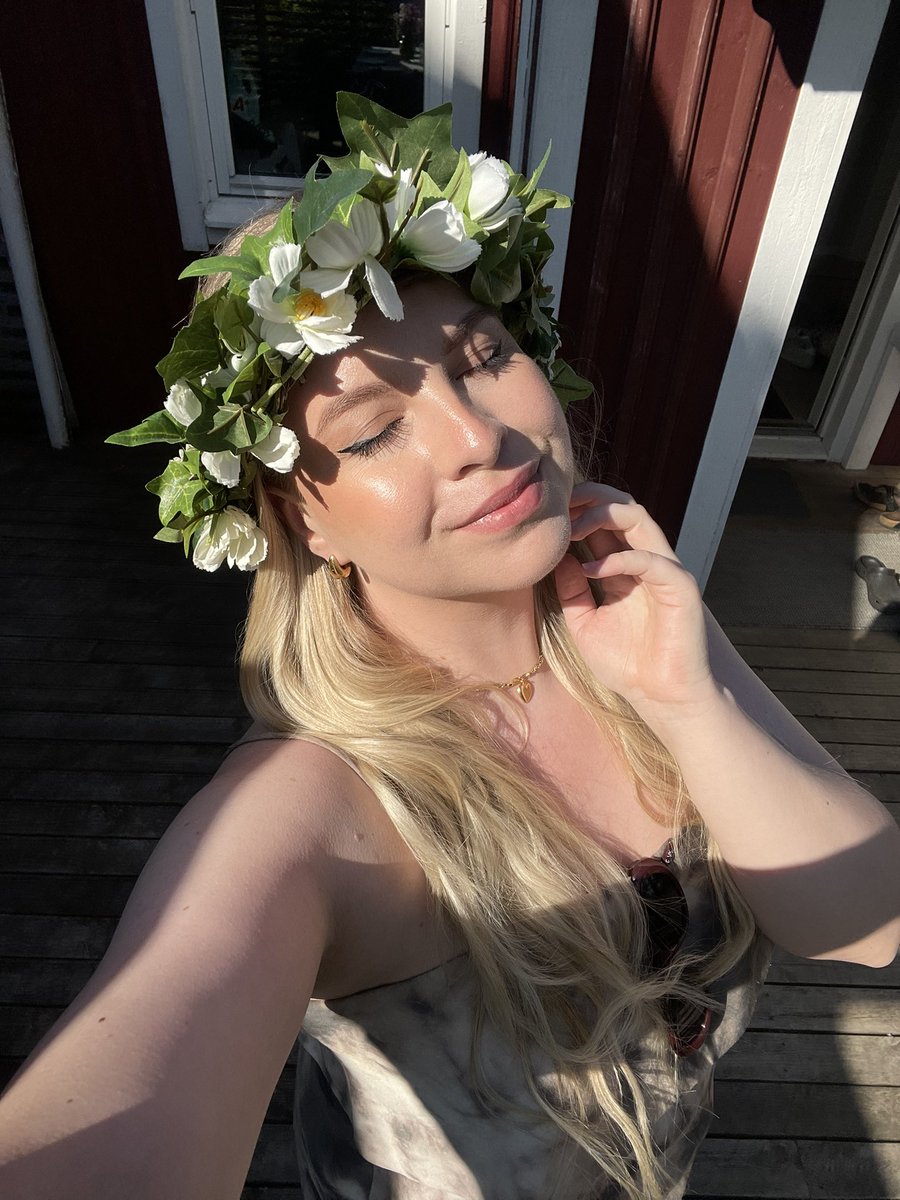 Glad Midsommar 🇸🇪🌸🌼

Happy Midsummer friends!
I’m hoping to be live in a few hours with some drops in <a href="/SeaOfThieves/">Sea of Thieves</a>. Until then, I’ll have some quality time with my family ☀️

#MIDSOMMAR