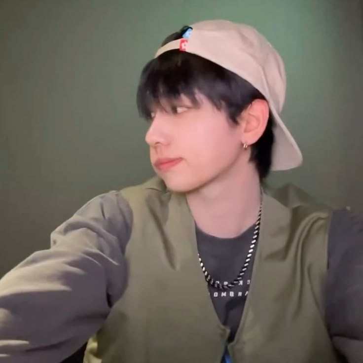 여친 재우고 작업하다가 
새벽 세 시에 깨서 옆에 비몽사몽 앉아있는 여친 쳐다보면
갑자기 화채 먹고 싶다는 이야기에 
먹고 싶은 거 시키라고 휴대폰 넘겨주자마자
장바구니에 화채랑 떡볶이치즈추가볶음밥빵케이크세개 
담는 거 보고 이 남자 한숨 쉬면서

... 너 내가 욕심부리지 말라고 했지