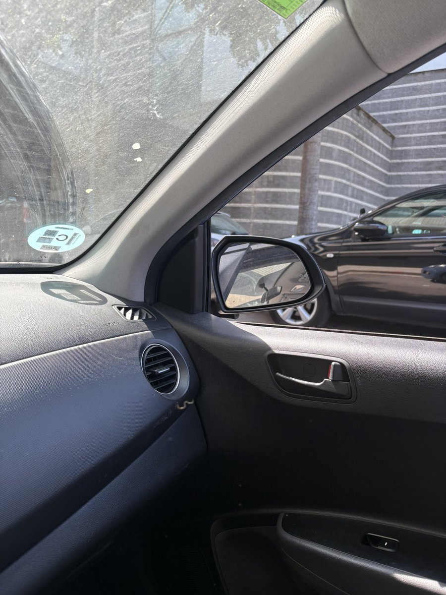 No sé vosaltres, però quan m’assec al cotxe i no he recordat obrir el retrovisor dret… Si passa algú pel meu costat el degollo de la ràbia que tinc dins meu en aquest moment 🤬

També us passa? aaaaaaaaaaaaaaa