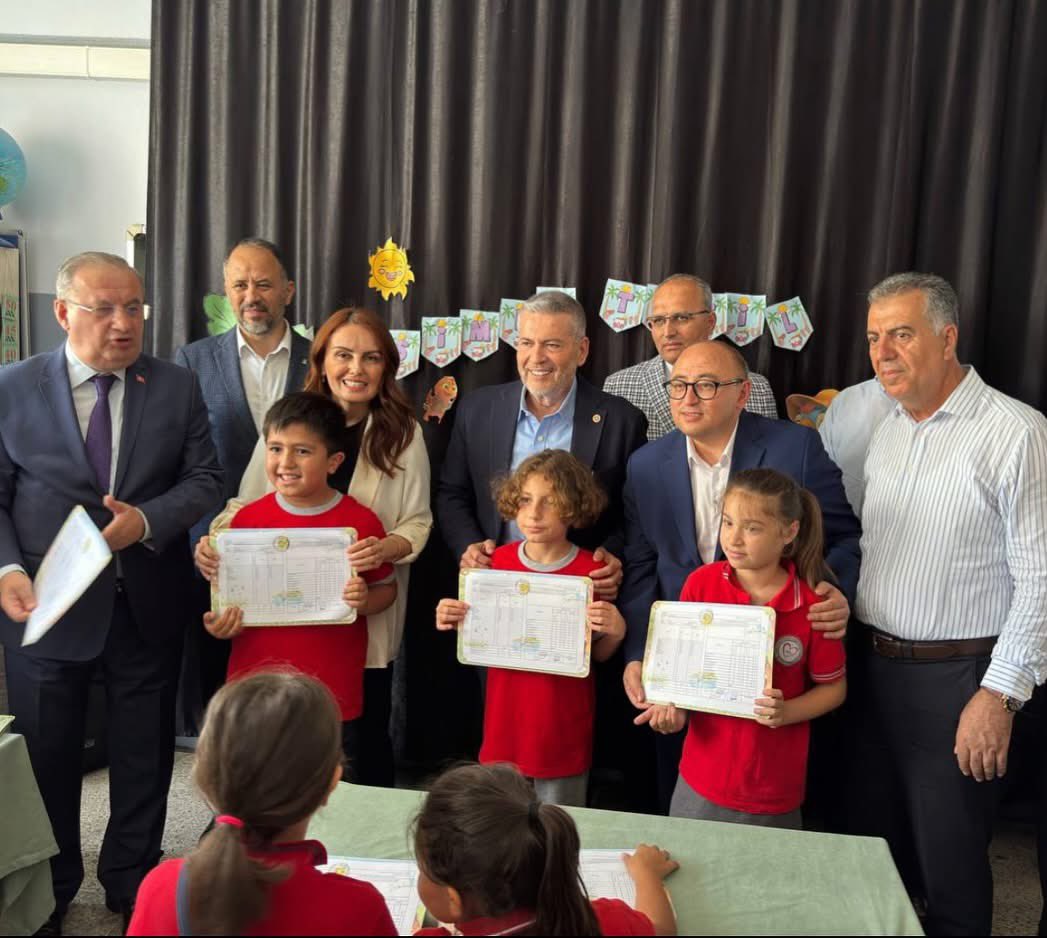 📍Erdemli

Bugün Şehit Öğretmen Hacı Ömer Serin İlkokulunda #Karneheyecanı yaşayan öğrencilerimiz, velilerimiz ve kıymetli öğretmenlerimiz ile birlikte olduk.

Karne heyecanı yaşayan tüm evlatlarımızı tebrik ediyorum. Güzel, verimli bir tatili hak ettiniz.

Her birinizi