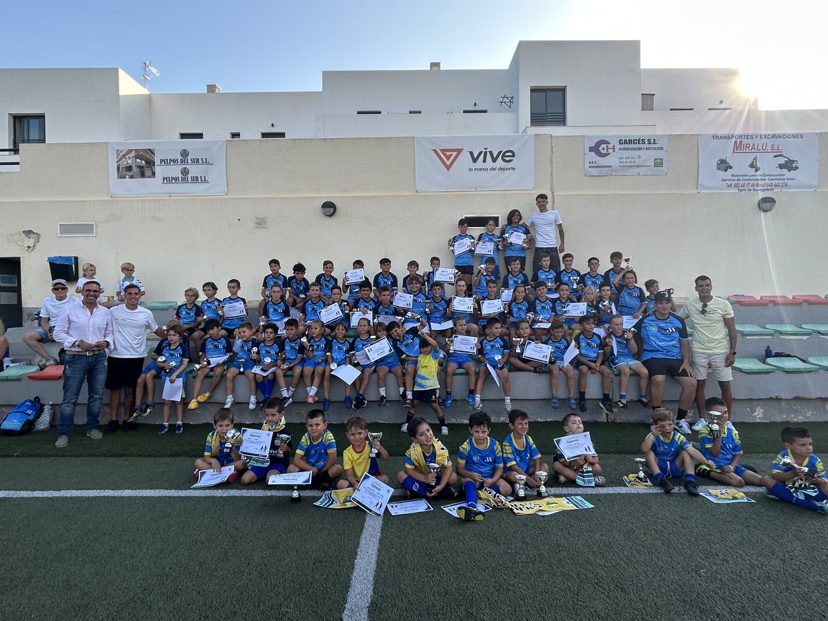 📸⚽ El concejal de Deportes, <a href="/ajmartinrincon/">Antonio José Martín</a>, ha participado en la fiesta con la que la <a href="/EMFutbol7Rincon/">Escuela Fútbol Rincon</a> pone el cierre a una gran temporada 2024/25.

¡Enhorabuena a todos los jugadores, familias y al cuerpo técnico por su excelente trabajo! 👏🏻

#RincónEsDeporte