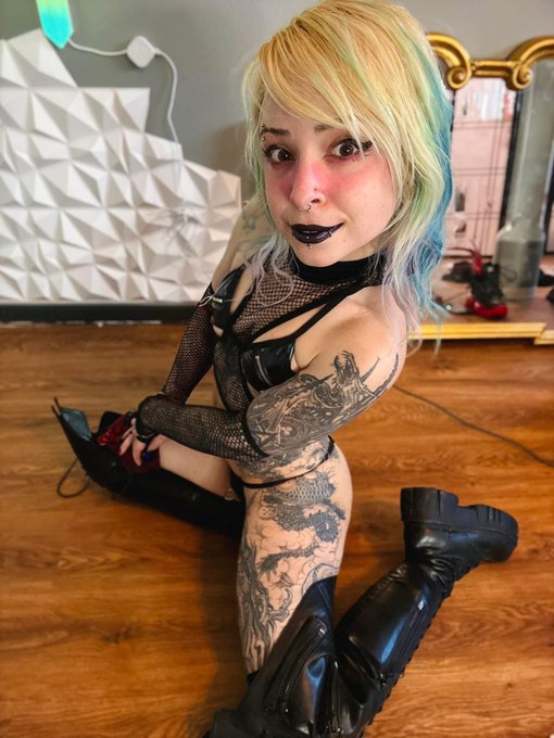 Watch lyssy's leaked NSFW photo on TwXstars