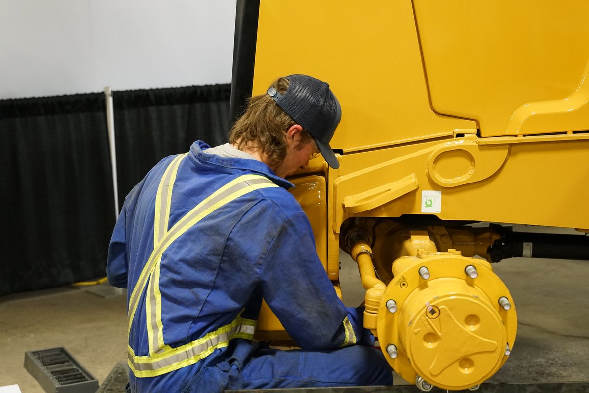 . <a href="/finningcanada/">Finning Canada</a> recognizes all Heavy Vehicle Technology Competitors at #SCNC2025 with the Finning CAT Trophy:
skillscompetencescanada.com/en/finning-cat…