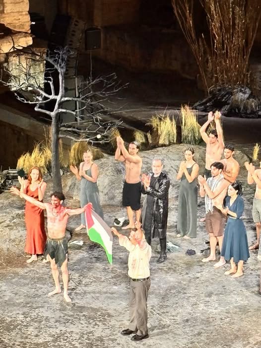 Ηρώδειο , Ιππόλυτος Ευριπίδη, οι ηθοποιοί Ο.Χαλκιάς και Γ.Τσορτέκης κρατούν τη σημαία της Παλαιστίνης.