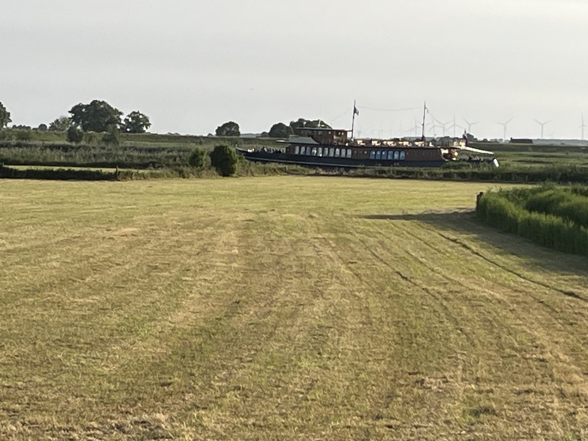 Een mooie zomeravond voor de ⁦<a href="/VeermanKampen/">Veerman van Kampen</a>⁩. Historie en nieuwe tijd….#windmolens