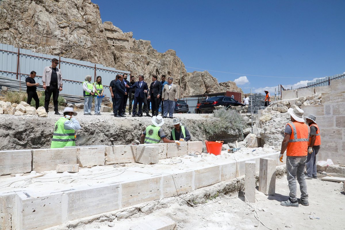 Valimiz Sn. Ozan Balcı, Vali Yardımcısı/ YİKOB Başkanı Sn.<a href="/musagoktas_/">Musa Göktaş</a> ile birlikte, Eski Van Şehri içerisinde bulunan 750 yıllık tarihî Ulu Camiinin restorasyon çalışmalarını inceledi.

<a href="/valiozanbalci75/">Ozan Balcı</a> 
<a href="/tcvanvaliligi/">T.C. Van Valiliği 🇹🇷</a>