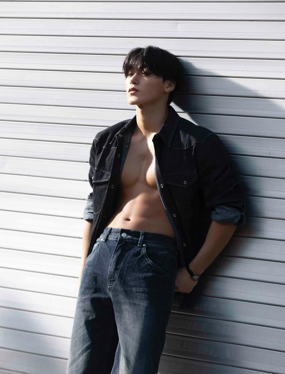 AboutMusicYT's tweet image. San of ATEEZ is hot like the sun in new photos.