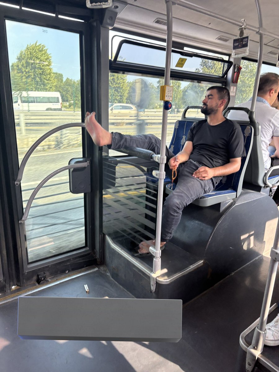JargonMedya's tweet photo. İstanbul'da, bir metrobüste denk gelen keko. https://t.co/Wtijp6ZEyA