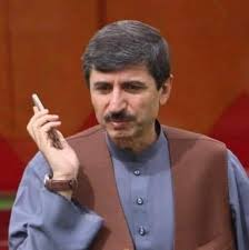 عثمان خان کاکړ، یو پېژندل شوی پښتون‌ملي‌پال سیاستوال و. هغه د ۱۹۶۱ م کال په بلوچستان کې د مسلم‌باغ په سیمه کې زیږېدلی او د سردار عبدالقیوم خان کاکړ زوی و 

ابتدايي زده کړې یې په مسلم‌باغ کې پیل کړې، بیا یې کوټې پوهنتون کې په اقتصاد کې ماسټري او د قانون په رشته کې زده کړې وکړې؛ د