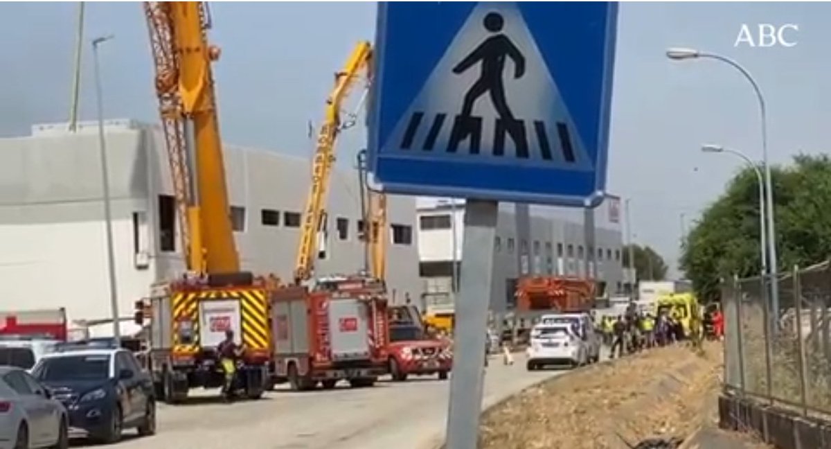 🗣️CCOO del hábitat de Sevilla  DENUNCIA nuevo accidente en el sector de la construcción en Sevilla, un muerto, y 4 heridos por hundimiento, de una nave. Día Inhabil Sector Construcción de la provincia, Carencia medidas de Seguridad.Alerta altas temperaturas. ASI NO
Basta YA😡‼️