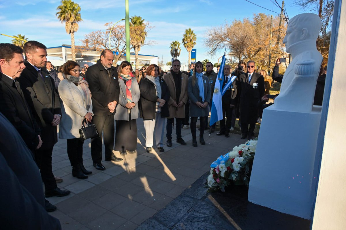 Desde su visión del bien común, Belgrano nos dejó un mensaje de honestidad, resiliencia, igualdad y coraje.

En tiempos difíciles, su ejemplo nos inspira a mantenernos unidos, a buscar el encuentro 

Hoy más que nunca, Bahía Blanca honra su legado.