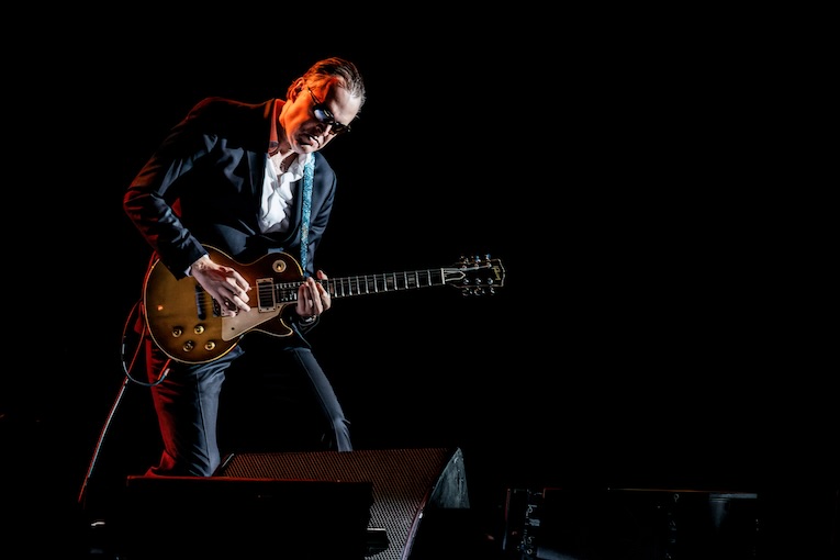 Joe Bonamassa Unleashes ‘Trigger Finger’ New Single from his upcoming album 'Breakthrough' out July 18. What a song! Listen up!
rockandbluesmuse.com/2025/06/20/joe… #bluesrock