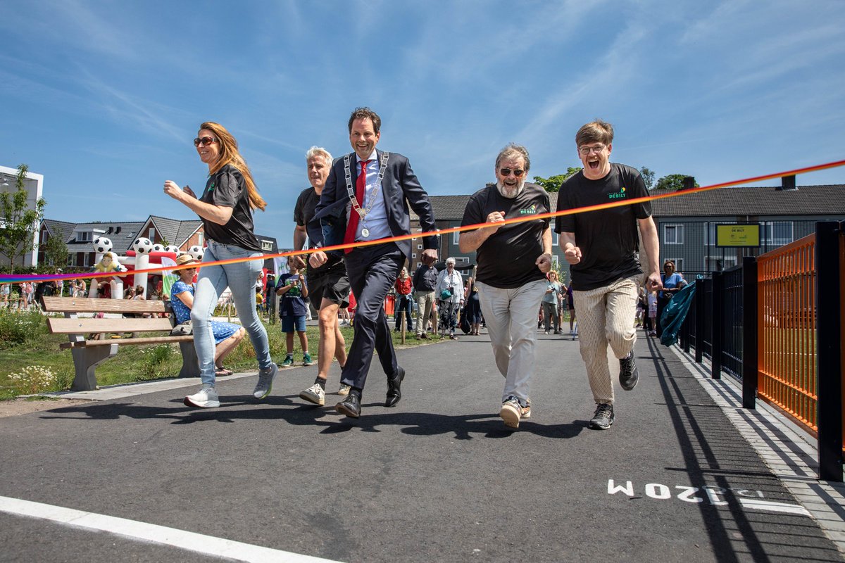 Vandaag was het openingsfeest in de wijk La Plata in De Bilt! De wijk is helemaal vernieuwd en klimaatadaptief ingericht. De burgemeester, wethouders, bewoners en kinderen uit de wijk vierden het samen. Bedankt aan iedereen die dit mede mogelijk hebben gemaakt!