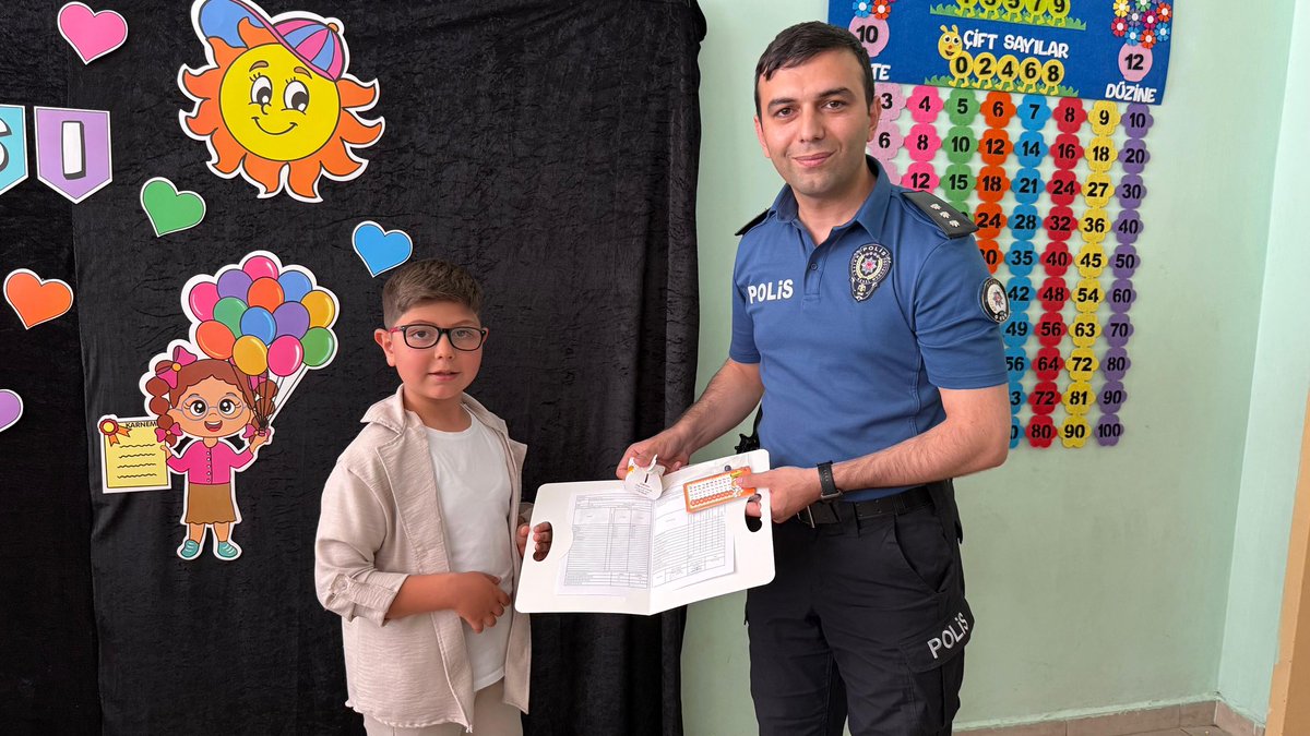 🎓Karne Dağıtım Töreni 🎓

Kaymakamımız Sn. Taha GENÇ, İlçe Milli Eğitim Müdürü Sn. Aykan SANCI ve İlçe Emniyet Müdür v. Sn. Mustafa BALCI ile birlikte Yaşar Doğu İlkokulu’nda düzenlenen 2024 – 2025 eğitim öğretim yıl sonu karne dağıtım törenine katılarak, öğrencilerin karne