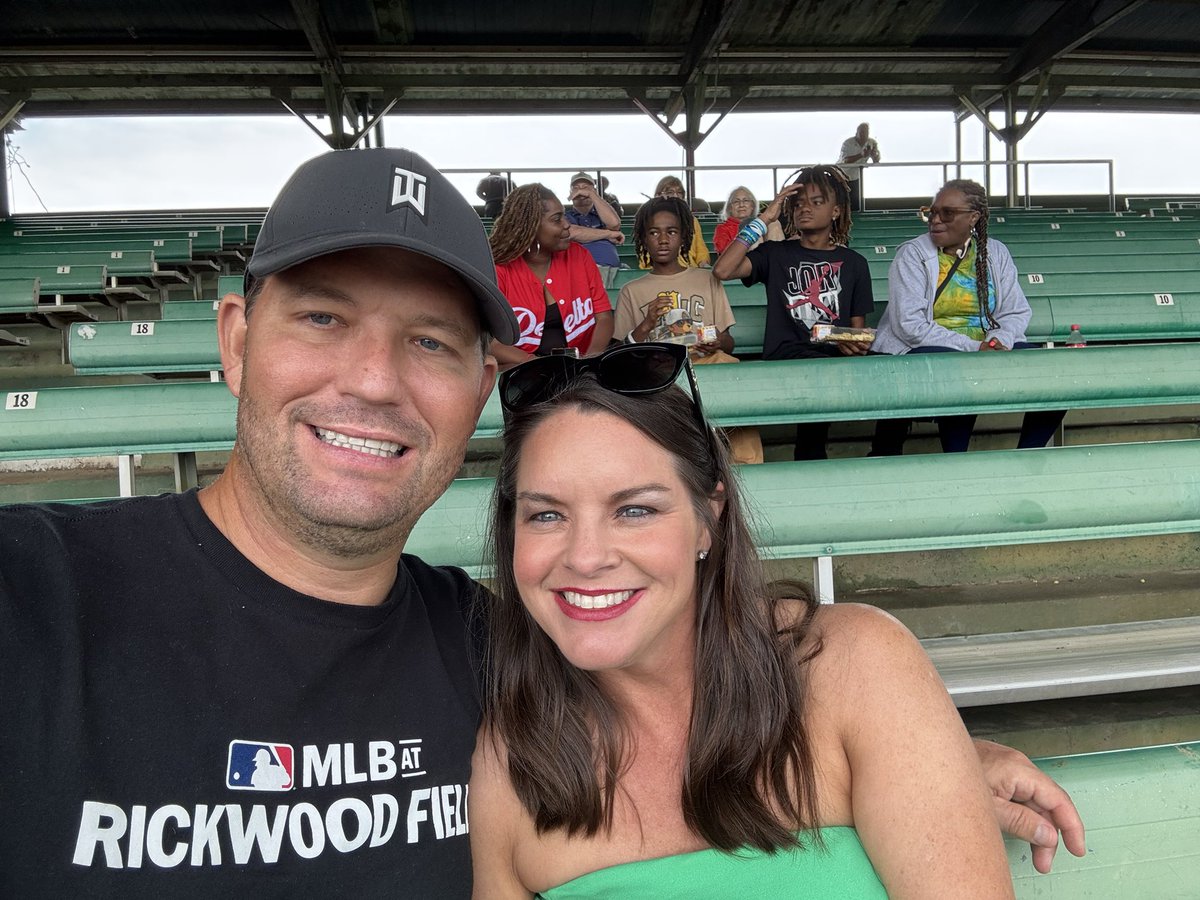 mrmint23's tweet image. Fun times at @RickwoodField for East West classic. Did a ‘89 Donruss box break while watching game. Pulled Griffey and Sheffield almost got Sheffield to sign by he was leaving for a flight.