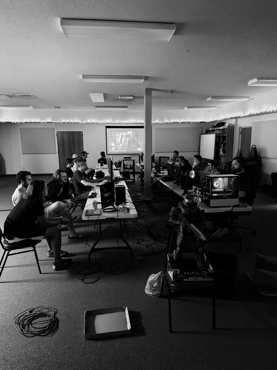 FirestormFPS's tweet image. Hosted a banger 16 player Halo 2/3 LAN party last night 🔥 This dad’s still got it