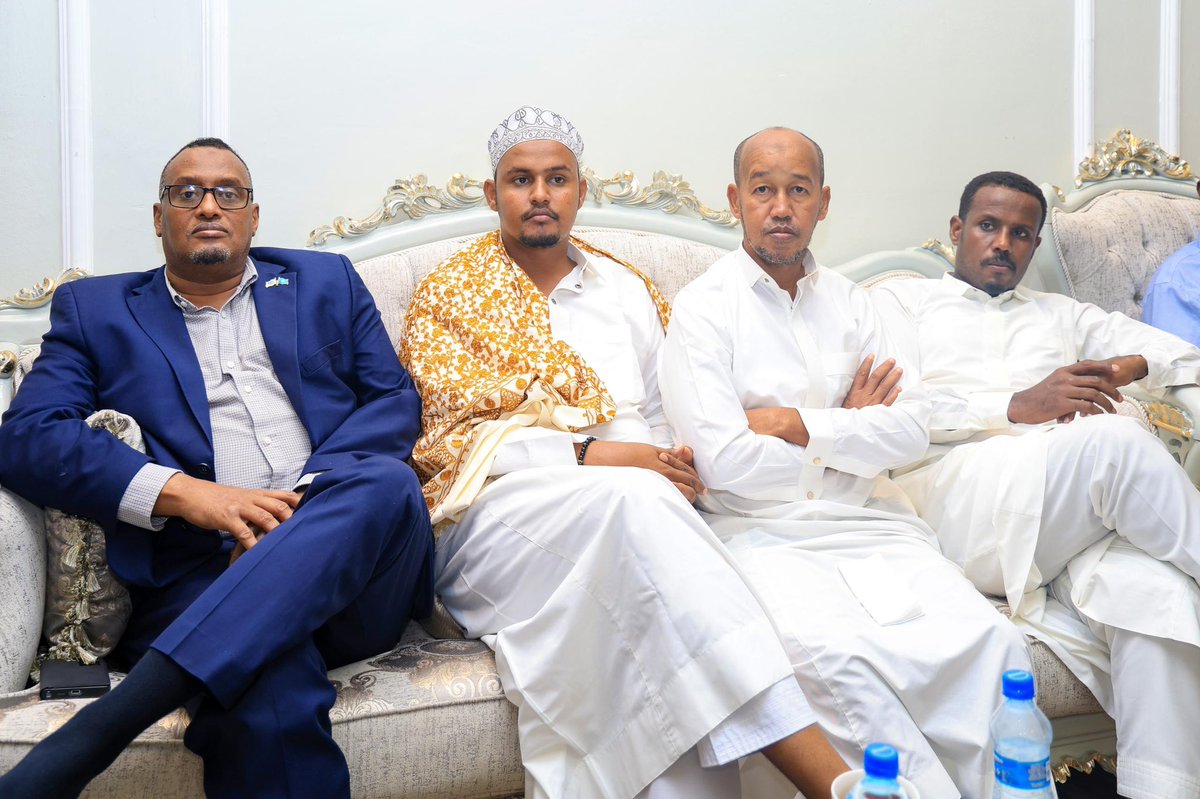 #Update Taliyaha Ciidanka Boliiska Soomaaliyeed Sarreeye Guuto Asad Cismaan Cabdullaahi ayaa Hoygiisa Muqdisho ku martiqaaday Masuuliyiinta Xisbiyada Siyaasadda Puntland iyo Aqoonyahanadii reer Puntland ee Muqdisho uga qeyb-galay Gogoshii Wadatashiga Qaran .
<a href="/GenAsadOsman/">Asad Osman Abdullahi</a>