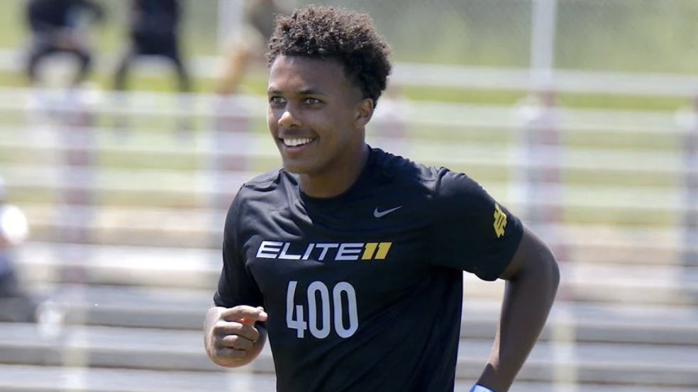 247Sports (@247sports) on Twitter photo Friday's national recruiting intel by <a href="/BlairAngulo/">Blair Angulo</a>, <a href="/MikeRoach247/">Mike Roach</a>, <a href="/BrianDohn247/">BrianDohn247</a>, <a href="/AllenTrieu/">Allen Trieu</a>, <a href="/BrandonHuffman/">Brandon Huffman</a> and <a href="/TomLoy247/">Tom Loy</a> has the latest on three Top247 players, two flip prospects and a coveted recruit entering this weekend's final official visits ✍️
247sports.com/article/footba… Friday's national recruiting intel by <a href="/BlairAngulo/">Blair Angulo</a>, <a href="/MikeRoach247/">Mike Roach</a>, <a href="/BrianDohn247/">BrianDohn247</a>, <a href="/AllenTrieu/">Allen Trieu</a>, <a href="/BrandonHuffman/">Brandon Huffman</a> and <a href="/TomLoy247/">Tom Loy</a> has the latest on three Top247 players, two flip prospects and a coveted recruit entering this weekend's final official visits ✍️
247sports.com/article/footba…