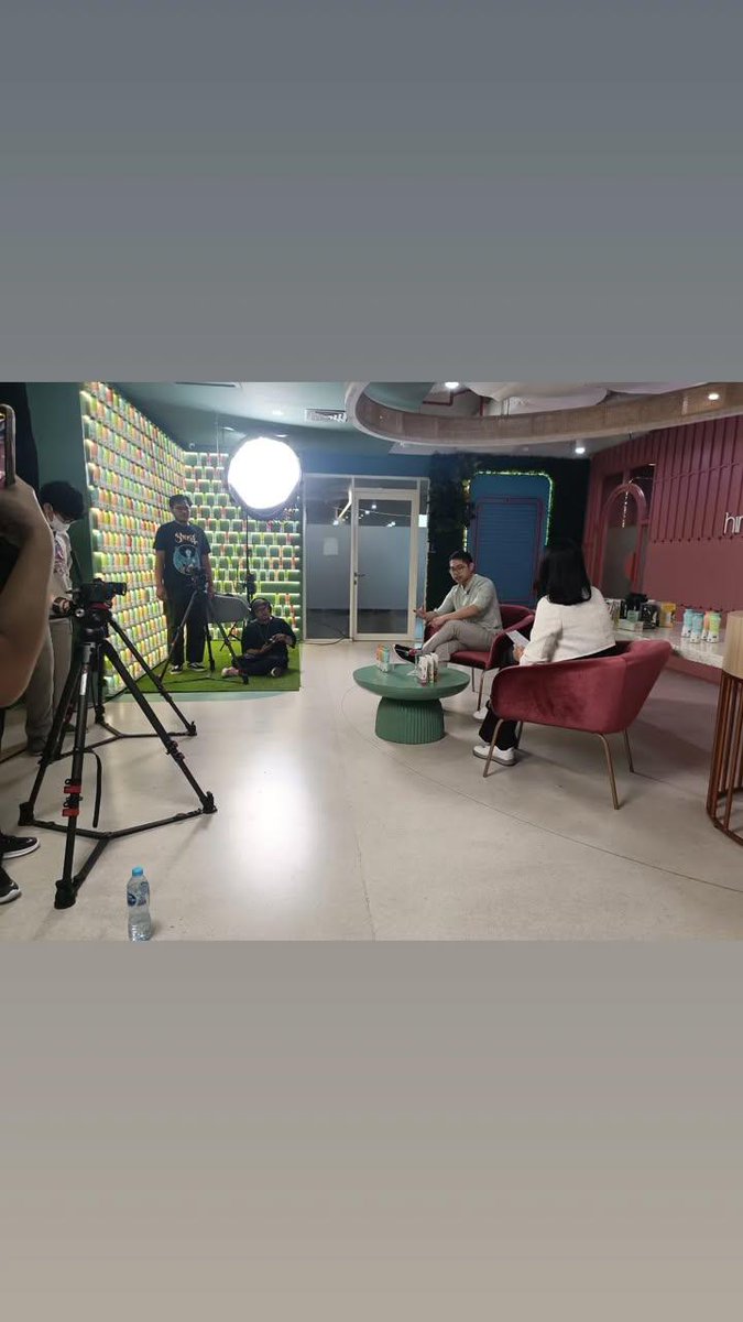 Amelpusink's tweet photo. Dan selain pernah jadi intern content writter, aku juga pernah di beri pengalaman buat jadi Production Assistan untuk acara JNE X REALFOOD dan JNE X SNEAKON. I'm doing my best, cuman 3 bulan itu waktu yang singkat.. tapi memorable banget untukku. https://t.co/Wi1aNFcjD4