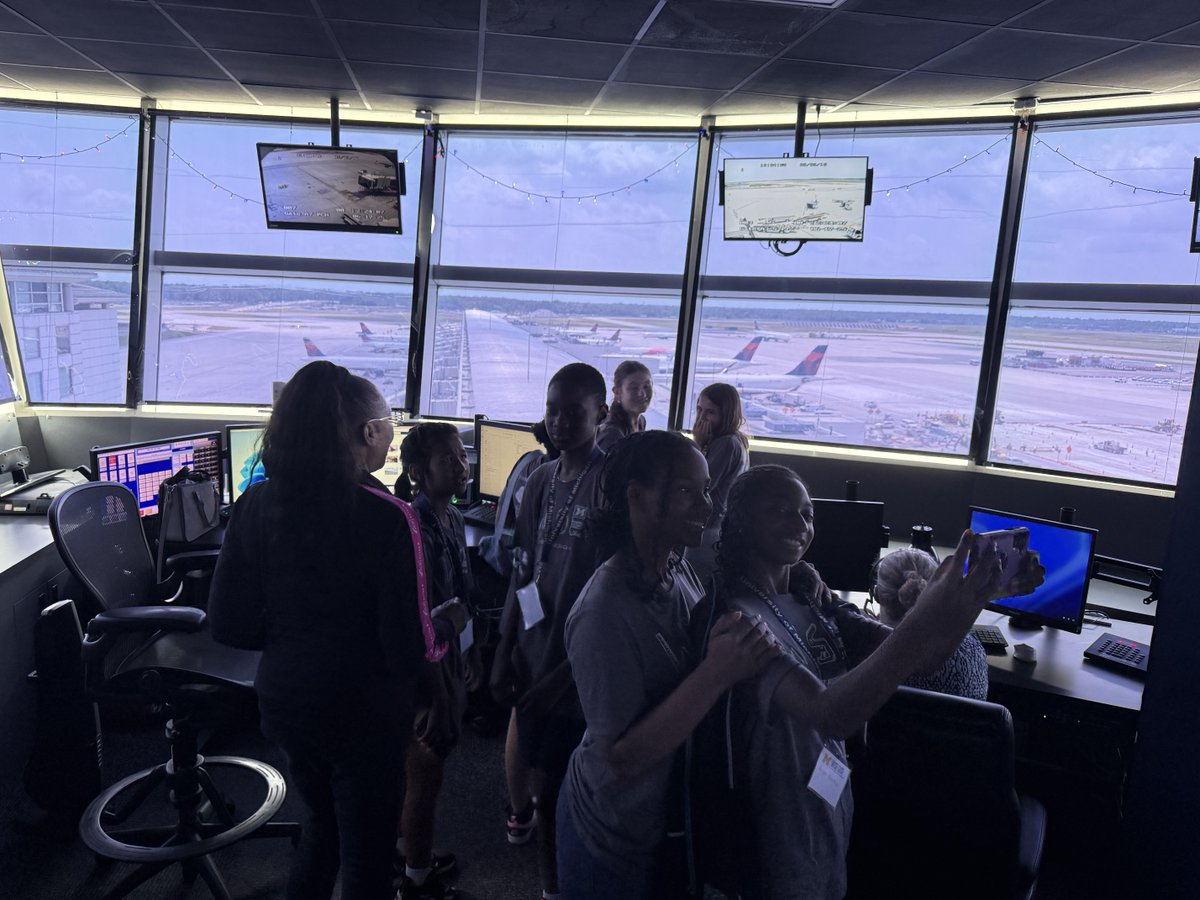 We had a blast welcoming the University of Michigan WISE GISE campers to DTW! 
These rising 7th and 8th graders explored the Delta Hangar, McNamara Ramp Tower, Chief Pilot’s Office and more.  
A big thanks to our partners at Delta Air Lines!
#DTWnonstop