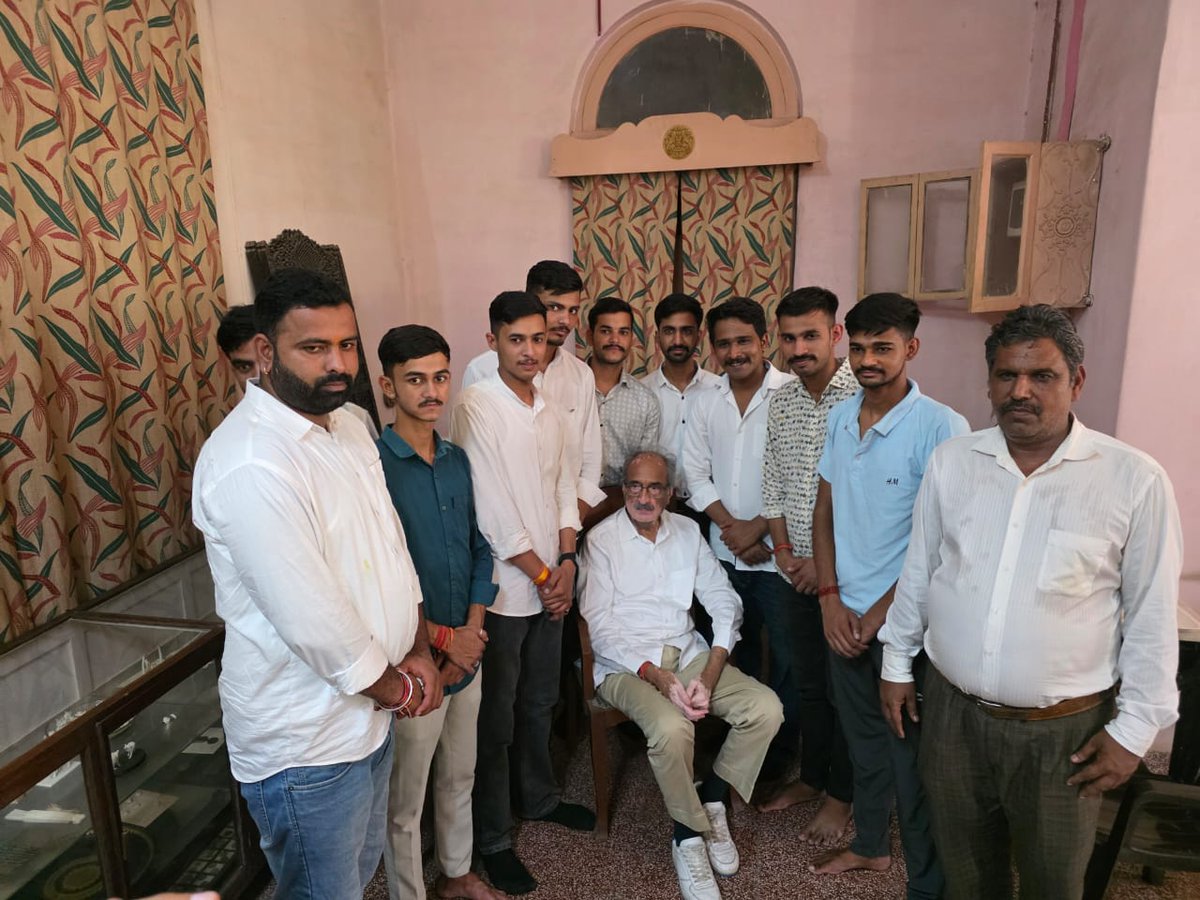 skrhsikar's tweet photo. राजपूत छात्रावास के स्टूडेंट्स राव राजा राजेंद्र सिंह शाहपुरा जी सांसद जयपुर ग्रामीण
@RaoRajendraBJP 
@NAVRANG_SINGH_1 https://t.co/JvYer7EFFU