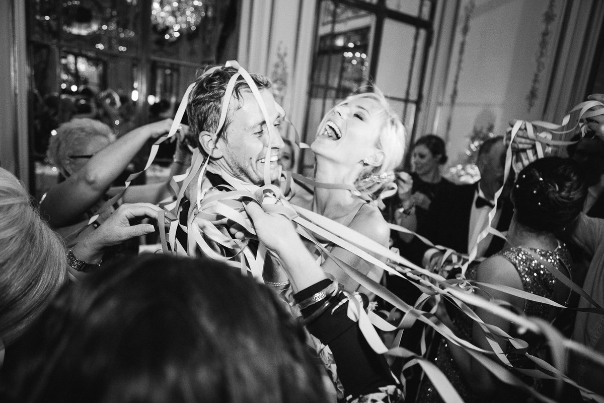 Your first dance doesn’t need to be perfect to be photographed beautifully 🤍
From lighting to body language, here’s how to make sure your photos feel as magical as the moment itself.

catherineohara.com/blog/first-dan…

Dublin wedding photographer
Paris wedding photographer