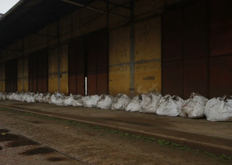 Mais uma morte confirmada em decorrência das chuvas no RS. Já são 3 mortes, mais de 6 mil pessoas fora de casa e 98 municípios afetados. Enquanto isso, Melo manda colocar sacos de areia nas portas do Cais Mauá. Cade todas as obras e melhorias prometidas no ano passado???