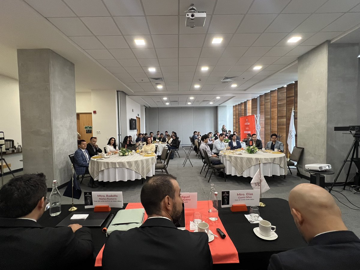 Esta mañana, en nuestro desayuno mensual, contamos con la distinguida presencia de la Dra. Angélica Ortiz Dorantes y el Dr. Miguel Barba Medina, quienes compartieron su expertise en el Panel de Análisis sobre las Nuevas Obligaciones en la Propuesta de Reforma de la LFPIORPI.