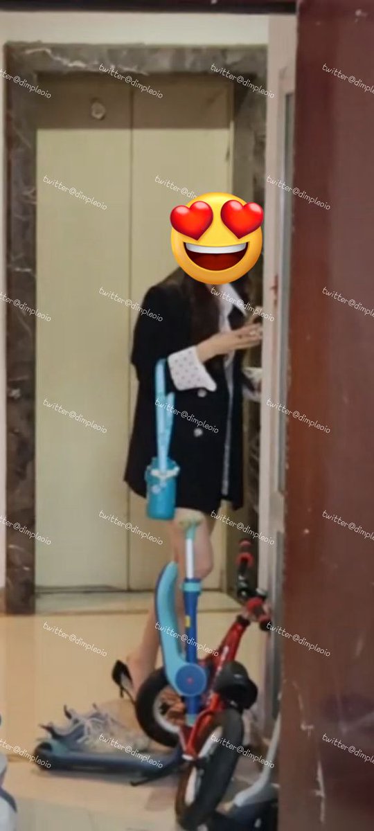电报群大佬分享的老哥蹲的大长腿侧空细黑高跟小姐姐 这腿真的又白又长啊 想起一句老话 腿玩年。。。这侧空细高跟太性感了卧槽 这不得射虚脱了 还是热乎的🤤🤤🤤