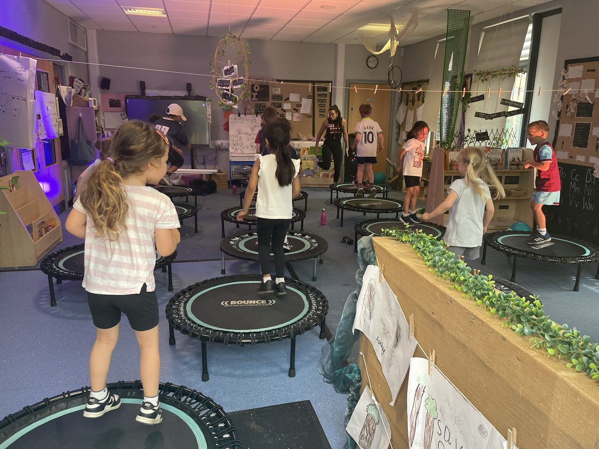 Always so great to have Fran from Bounce in for our fitness in 5 week! What a brilliant afternoon Reception have had learning how to keep our bodies healthy by bouncing to music and learning new movements 💪🏽 #eyfs #healthybodies #healthyminds