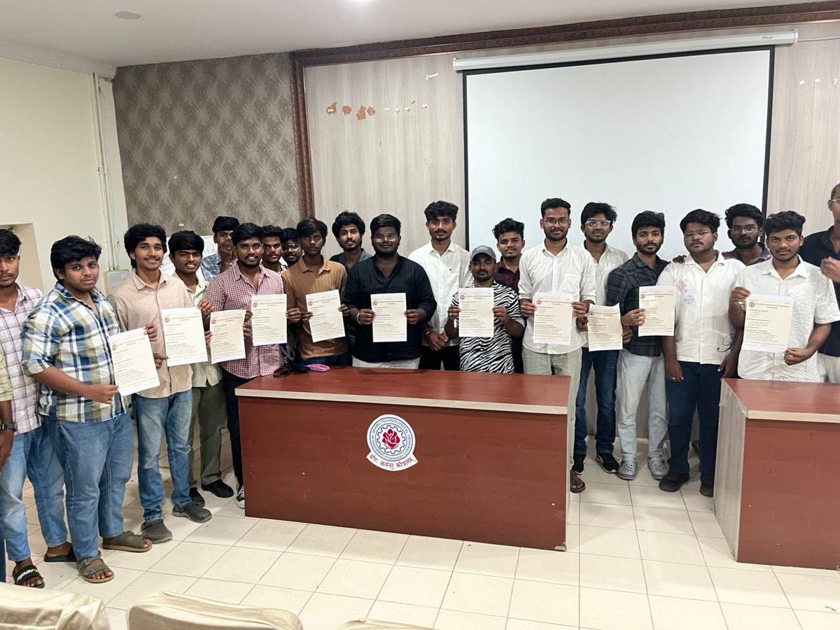 JntuhForce's tweet photo. తెలంగాణలో వివిధ ప్రవేశపరీక్షలు పూర్తిచేసుకుని మంచి ర్యాంకులు పొంది తదితర కోర్సులలో జాయిన్ కావడం కొరకు విద్యార్థులకు ఉన్న సందేహాలను తీర్చడానికి స్టూడెంట్స్ ప్రొటెక్షన్ ఫోరం సభ్యుల చరవాణి నెంబర్లకు సంప్రదించవచ్చునని ఆయా హెల్ప్ లైన్ కు సంబంధించిన గోడ పత్రిక ను విడుదల చేయడం జరిగింది https://t.co/SVep5GRYlT