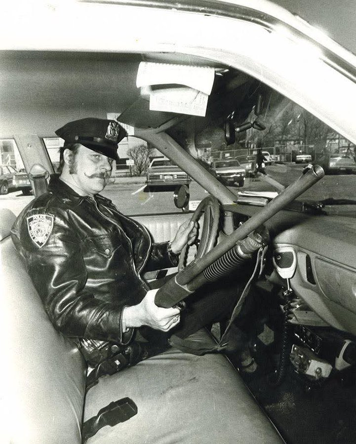 作为坚韧的象征，20世纪70年代纽约最具标志性的画面之一，是一位纽约警察局的警官坐在警车驾驶座上，手里拿着他的“小伙伴”（通常指他的枪）。这些警官以严谨的执法态度，在这座犯罪猖獗的城市中巡逻。他们的武器不仅仅是工作的工具，更是权威、战备和生存的象征，在那个纽约街头难以预测的时代。