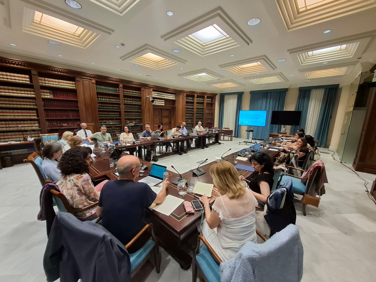 Orgullosa de ser de l'<a href="/AAC_GD/">Associació Arxivers</a> i de dur una camiseta 'basada en fets reals' 🤗 al <a href="/parcan/">Parlamento Canarias</a> a la #27Reunió dels #ArxiversParlamentaris de l'<a href="/sppica/">Archivos Parlamentar</a> de l'<a href="/ICArchiv/">ICA - International Council on Archives</a>. Tornam a casa satisfets i ja pensant en  #ICABarcelona2025. Presentarem comunicació, així que la cosa promet 🤭😂🥳