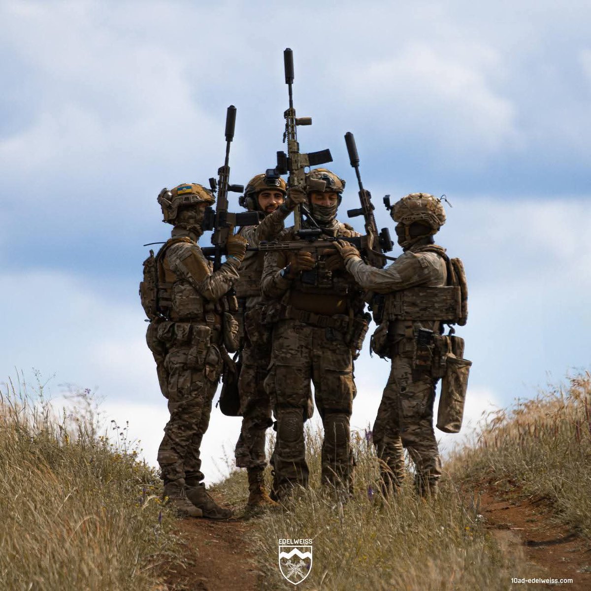 GeneralStaffUA's tweet image. Розвідка — перші, хто бачить ворога. Останні, кого бачить ворог. 

Фото комунікаційного підрозділу 10 окремої гірсько-штурмової бригади "Едельвейс"

#підготовкаЗСУ2025