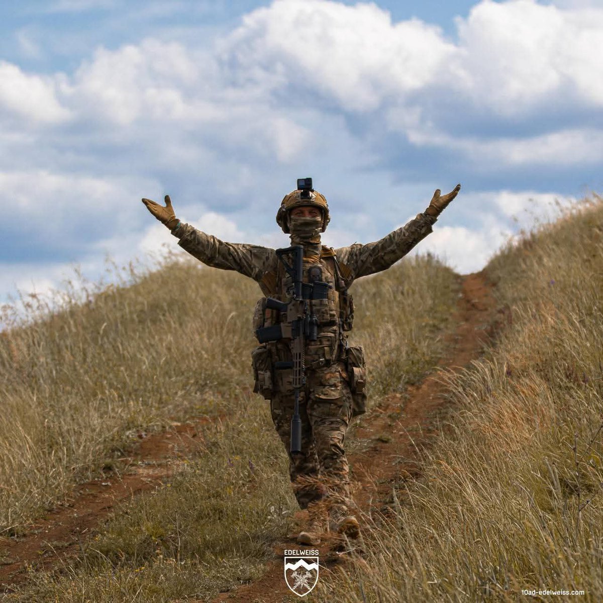 GeneralStaffUA's tweet image. Розвідка — перші, хто бачить ворога. Останні, кого бачить ворог. 

Фото комунікаційного підрозділу 10 окремої гірсько-штурмової бригади "Едельвейс"

#підготовкаЗСУ2025