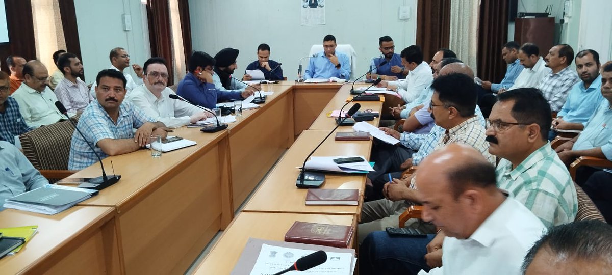 मानसून-2025 के तहत पूर्व तैयारियों की समीक्षा  को लेकर  बैठक आयोजित
उपायुक्त मुकेश रेपसवाल ने की अध्यक्षता
आपदा प्रबंधन में समन्वित प्रयास आवश्यक– उपायुक्त मुकेश रेपसवाल ।