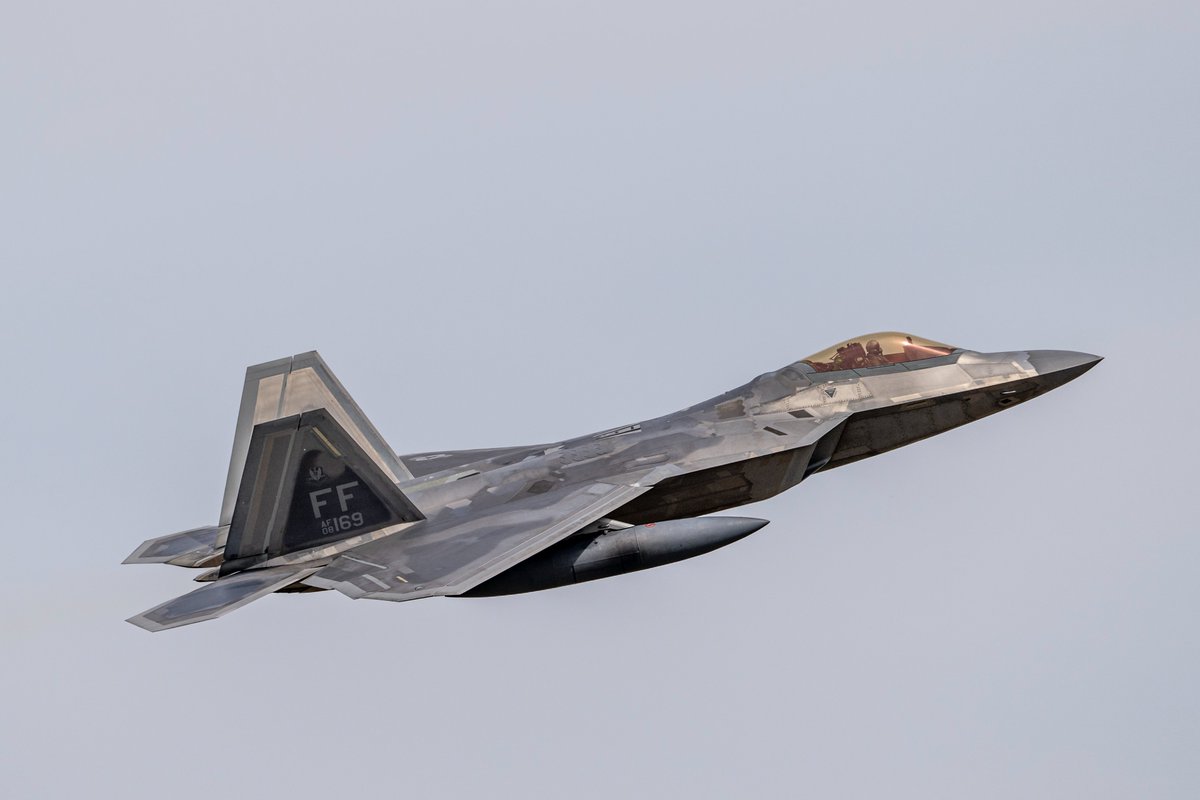 OldDegsy's tweet photo. F-22 Raptors departing Lakenheath this morning after a stopover during transit from US. #raptor #f22 #usafe #avgeek https://t.co/B1rehIxDoW