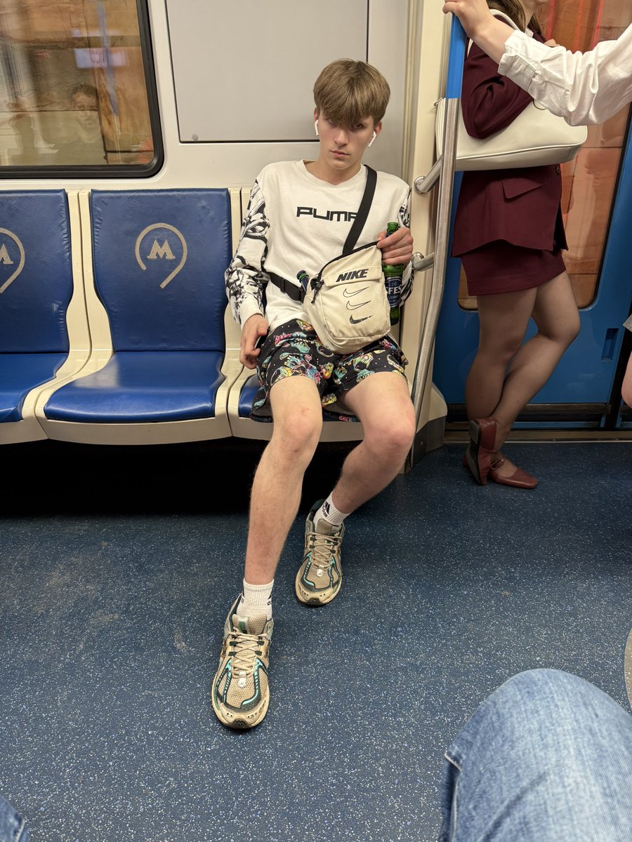 the_shiy's tweet photo. Я, конечно, переехал в телеграм, но бывает контент тупо для Твиттера!
Пацанчик тупо ехал и всю дорогу посасывал пивасик, иногда брынча бутылками :)
Ему не хватает футболки с надписью: да, я ахуел и чо? https://t.co/wBjvVfZbQb