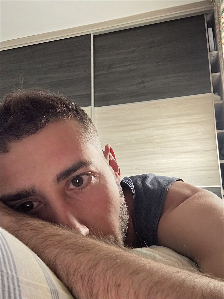 EstoEes's tweet photo. Paso los días así, conteniendo el corazón en el pecho cada vez que te recuerdo, imaginando mil escenarios que podrían haber cambiado todo. Pero no… ya es tarde, y duele saberlo. https://t.co/zwy4zRxBiX