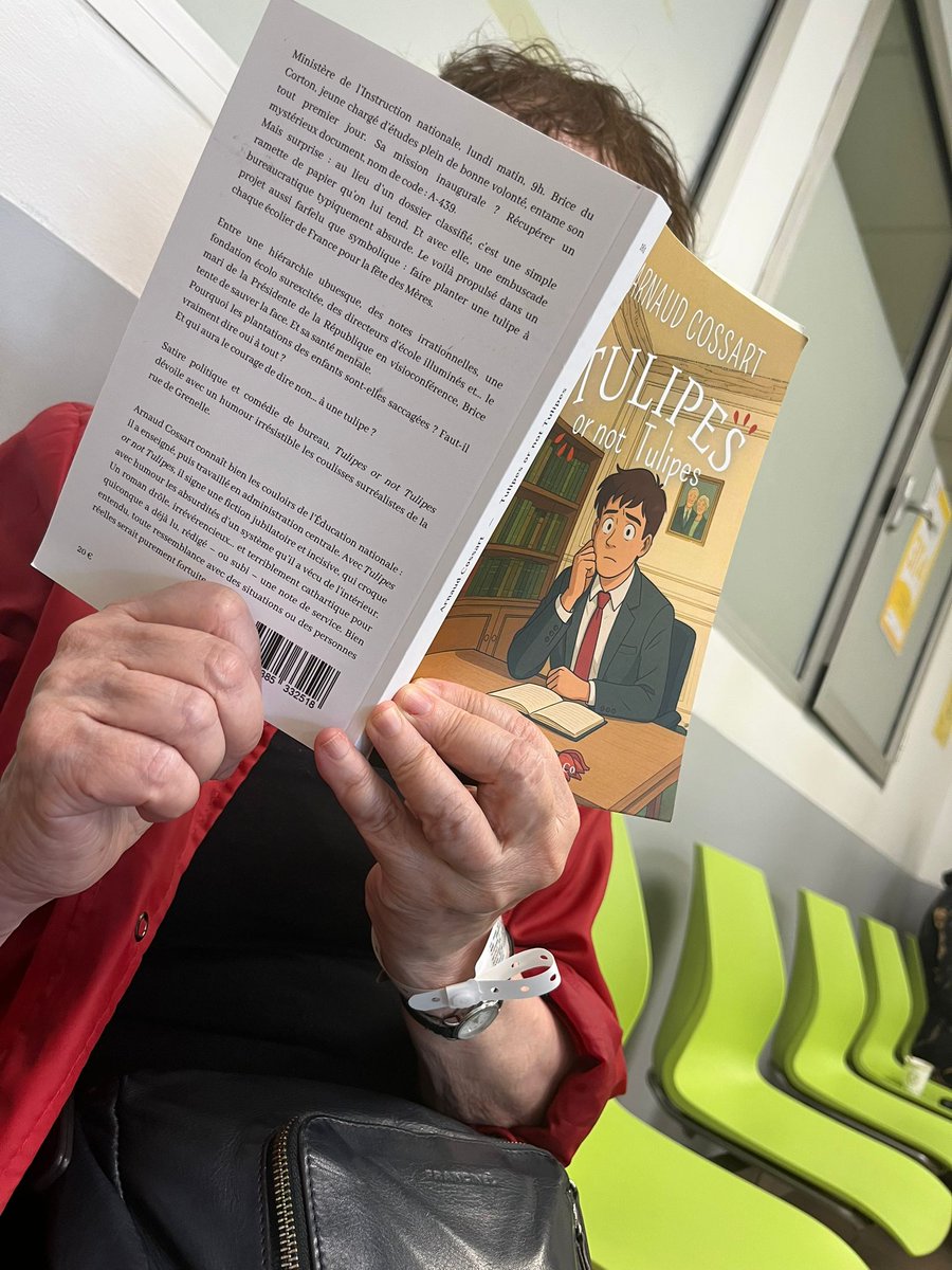 Petit moment émouvant, partagé par une fan :

Pour meubler son attente aux Urgences 🏥, Mamizabelle (rien à voir avec Roger 😬) découvre en avant-première #TulipesOrNotTulipes.

Il paraît même qu'elle glousse un peu 😅

(en plus son diagnostic est a priori rassurant donc OUF,