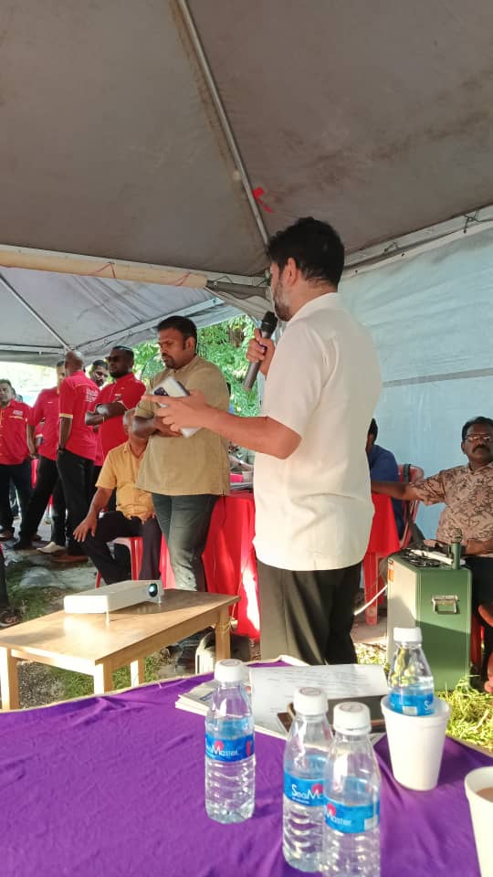 sukucomp's tweet photo. Bersama Arul dan komrad2 lain dari PSM menghadiri program solidariti bersama penduduk Lot 11113, Batu 4, Kg Jawa, Klang pada 14hb Jun. Diberi peluang berucap dan saya menekankan aksi penduduk yg demokratik adalah lebih kuat dan bermakna daripada keputusan mahkamah. #kgJawaBatu4 https://t.co/TDJQxSLwj7