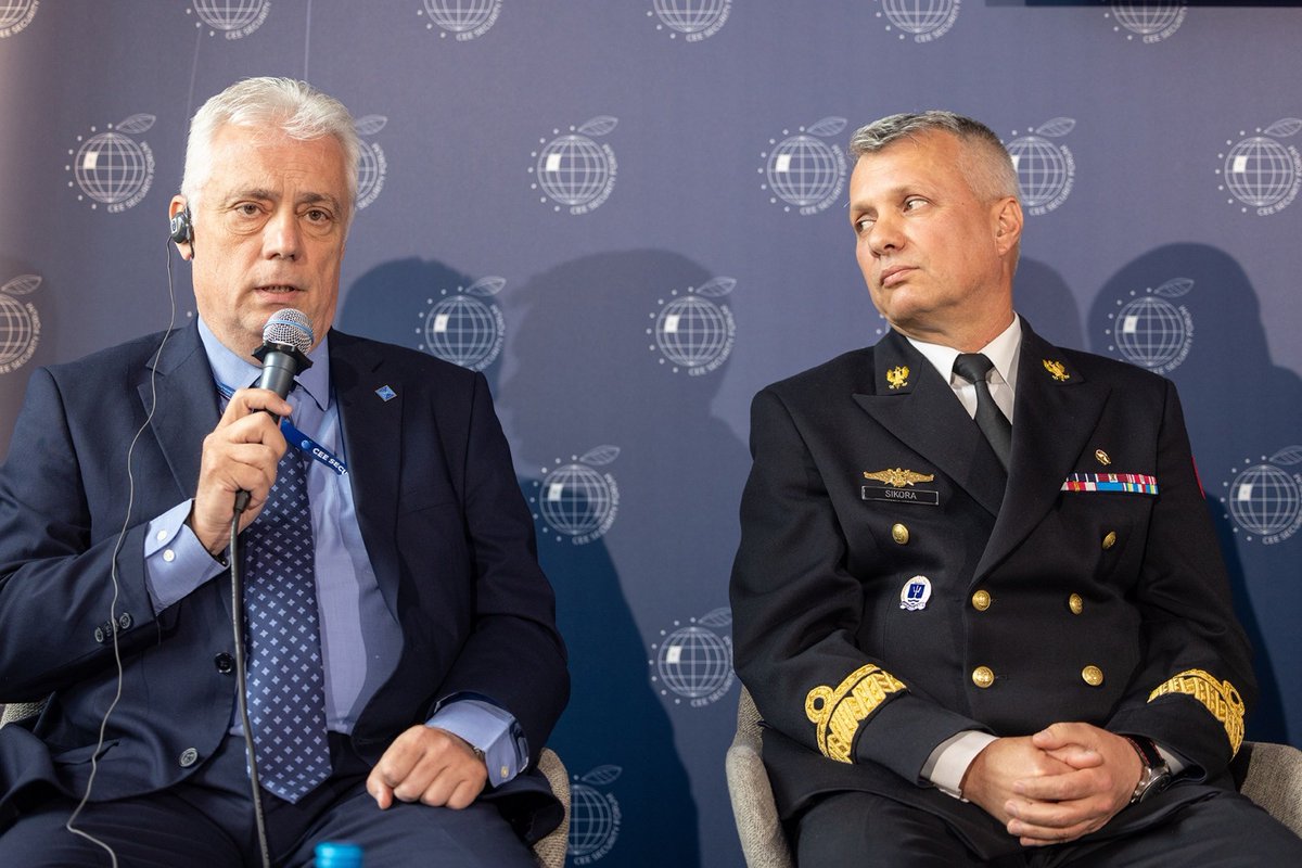 🇵🇱🤝🇷🇴 E-ARC President Lucian Fătu visited Warsaw for the Central &amp; Eastern European Security Forum (15–18 June), reinforcing strong Poland–Romania ties and advancing cooperation on resilience and regional security. 
#Resilience #cooperation #security